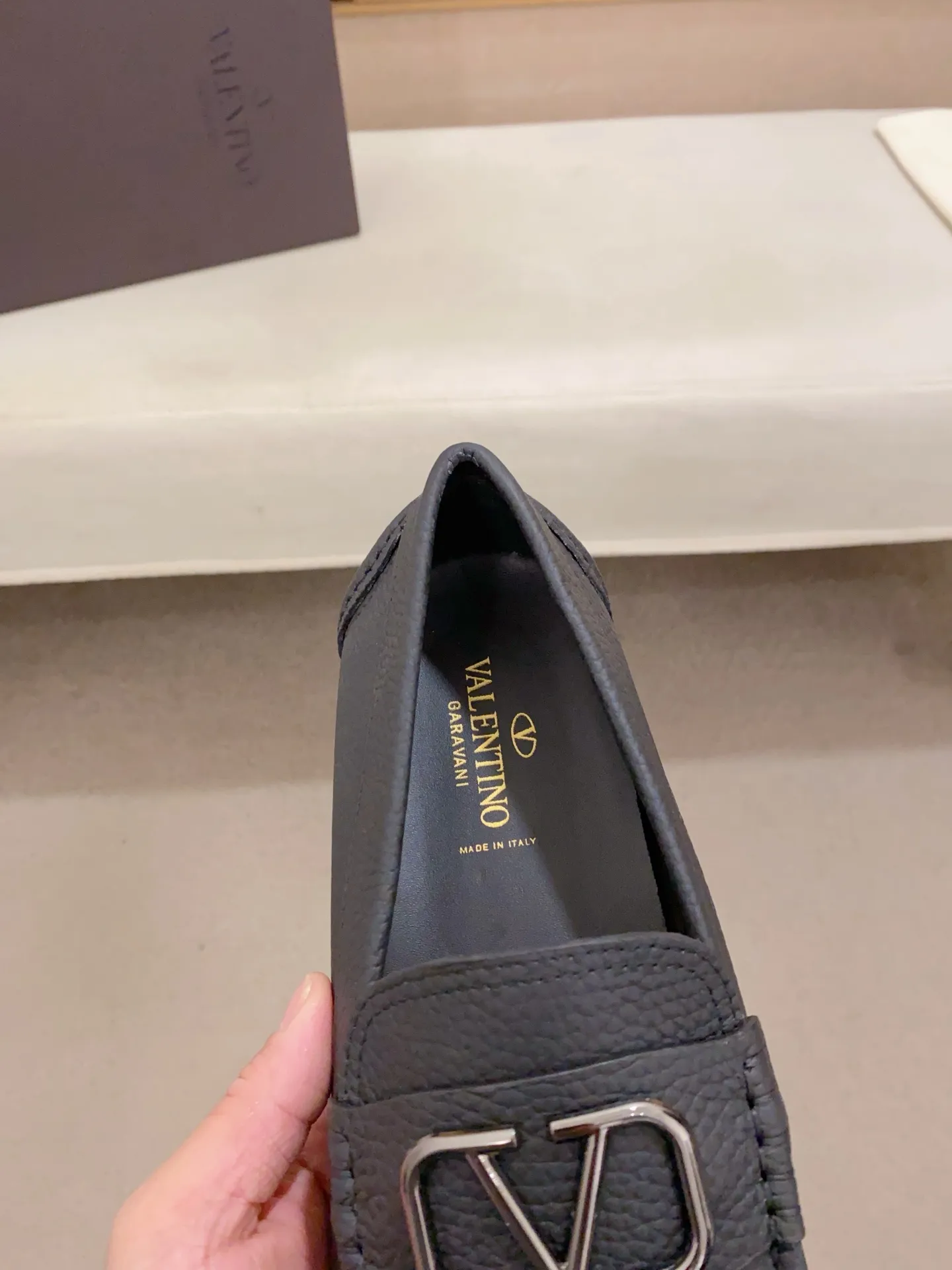 Men's shoes💰: 680💰VALENTINO, made of imported cowhide with imported water-dyed cowhide lining, iconic hardware and iconic wear-resistant outsole. 38-44. 45 VALENTINO packaging can be customized to enjoy the brand’s iconic product packaging